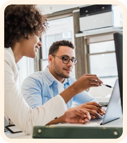 Profesionales analizando información en una computadora
