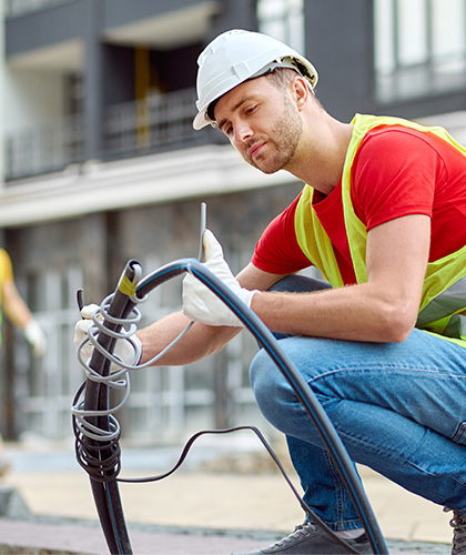 Electricista revisando instalación eléctrica en Capital Federal